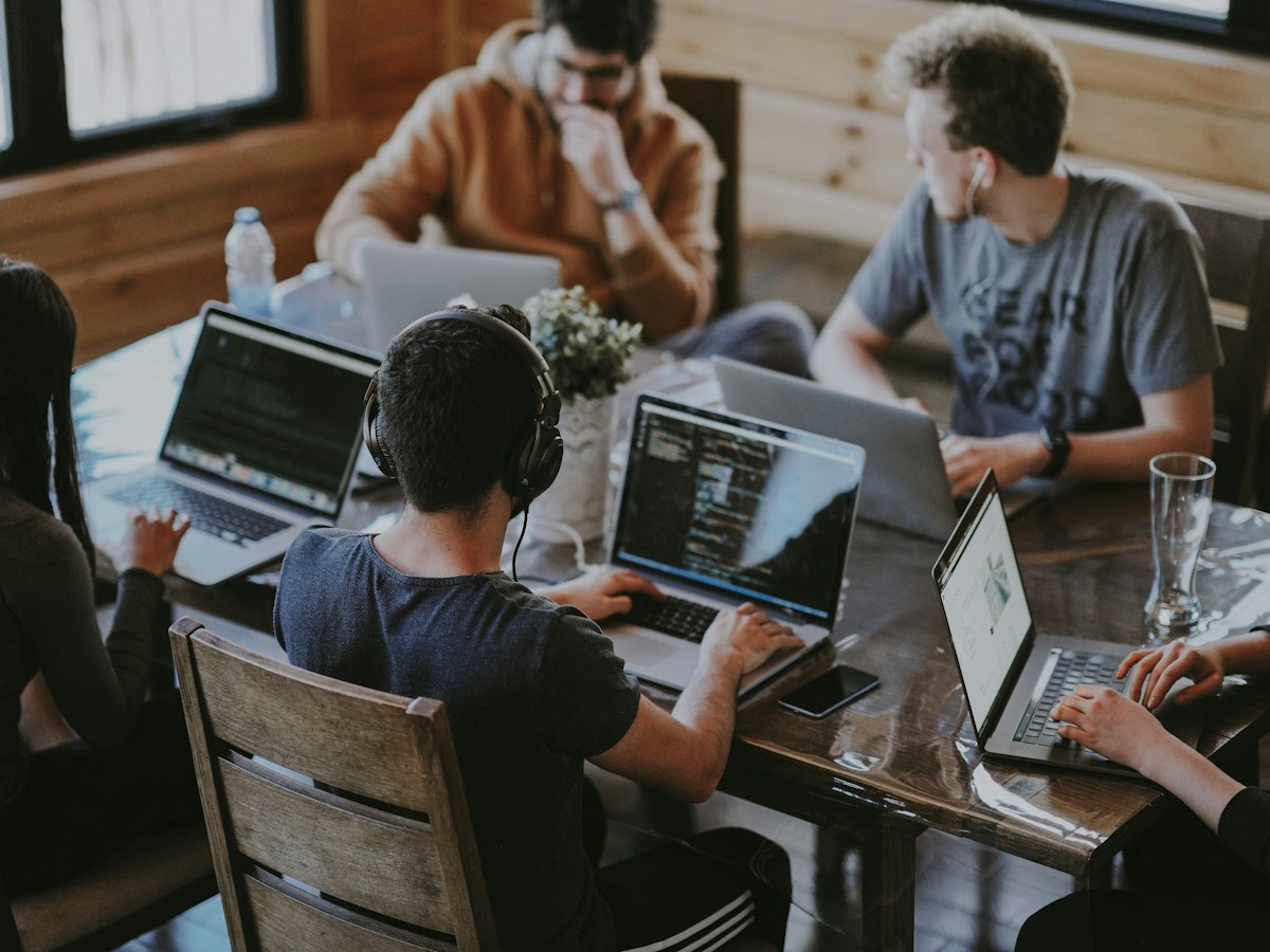 Equipa de uma agência a trabalhar